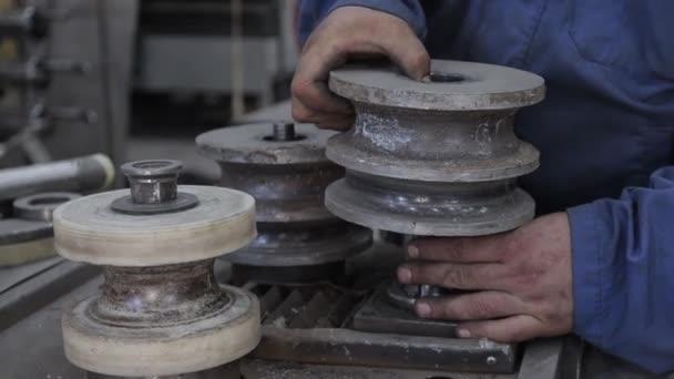 Metalen smelten, metalen onderdelen verwerking, rode vonken — Stockvideo