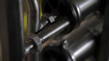 İnşaat işçisi inşaat alanında metal borularla özel mavi miğfer, yavaş çekim