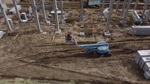 Gebouwen van logistiek centrum, magazijnen in het veld in de buurt van de snelweg, uitzicht vanaf hoogte, vrachtwagens in de buurt van het magazijn. — Stockvideo