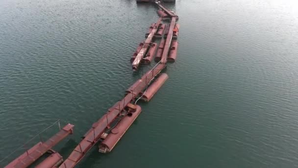 Letecký pohled na jezero Teletskoe a bárku po dešti. — Stock video