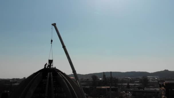 Plano aéreo de los trabajadores en una construcción, estructura en el proceso de construcción — Vídeo de stock