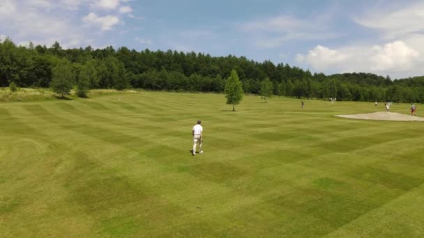 Letecký pohled na golfové hřiště — Stock video