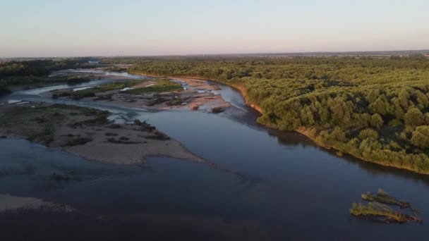 Silhouette di bella coppia vicino al fiume al tramonto — Video Stock