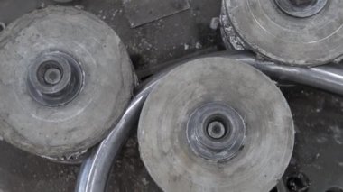 Metal eritme, metal parçaları işleme, kırmızı kıvılcımlar
