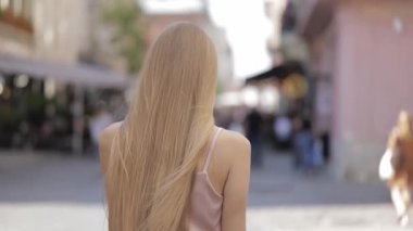 Yaz yağmurunun altında, güneş ışığında, yeşil bir çayırda, seksi, güzel sarışın bir kızın portresi. Kız gülümser, cildi parlar, sağlık yayar. Mutluluk görüntüsü