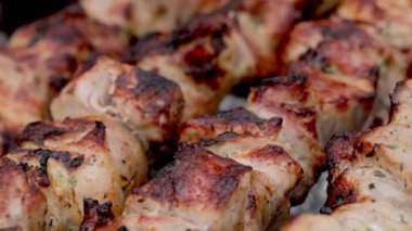 Cafe 'deki uzun masada lezzetli taze tabaklar.