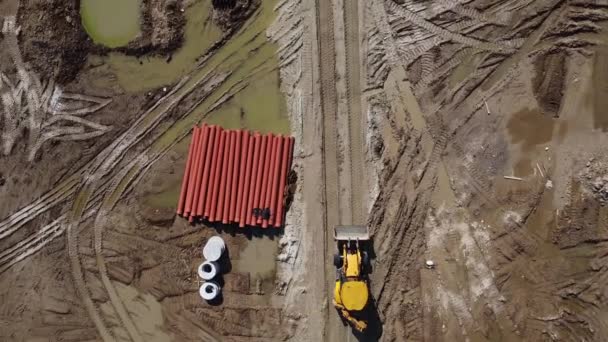 Bygninger i logistikksenteret, lagre i åkeren nær motorveien, utsikt fra høyden, lastebiler nær lageret. – stockvideo