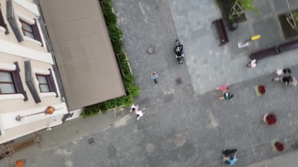 Беспилотник снимает напряженный перекресток во Вьетнаме сверху вниз с видом на проезжающие мопеды, мотоциклы, автобусы и автомобиль — стоковое видео