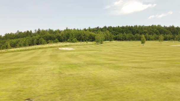 Вид с воздуха на поле для гольфа — стоковое видео