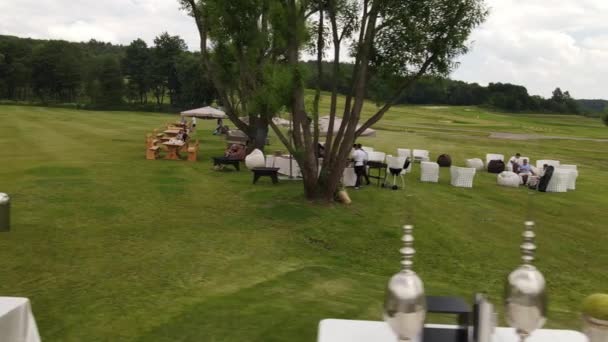 Teller mit leckeren frischen Gerichten auf langem Tisch im Café — Stockvideo