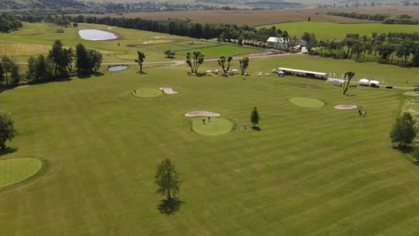 Luchtfoto van de golfbaan — Stockvideo