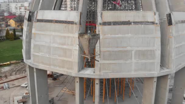 Воздушный кадр рабочих в строительстве, структура в процессе строительства — стоковое видео
