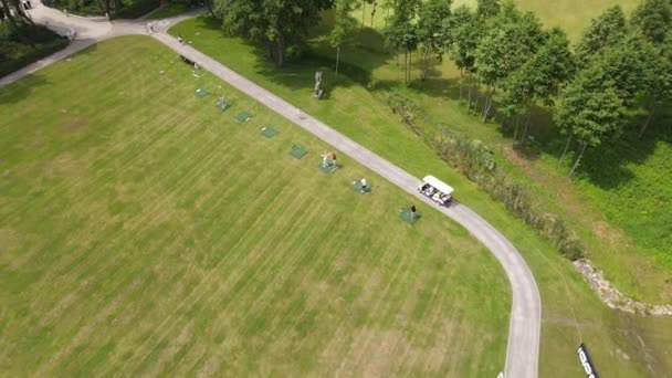 Idrettsutøvere som kjører golfbil i Edem resort – stockvideo