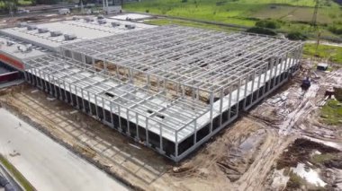 Lojistik merkezleri, otoyolun yakınındaki depolar, yükseklikten manzara, deponun yakınındaki kamyonlar..