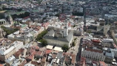 Lviv Eski Şehir Merkezi 'nin hava aracı videosu. Çatılar ve sokaklar., 
