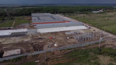 Lojistik merkezleri, otoyolun yakınındaki depolar, yükseklikten manzara, deponun yakınındaki kamyonlar..