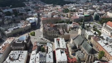 Lviv Eski Şehir Merkezi 'nin hava aracı videosu. Çatılar ve sokaklar., 