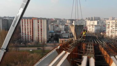 İnşaattaki işçilerin havadan çekilmiş görüntüleri, inşa edilecek bir yapı.