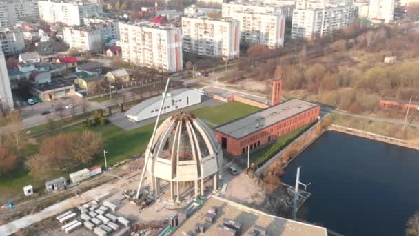 Luchtopname van werknemers in een constructie, structuur in het te bouwen proces — Stockvideo