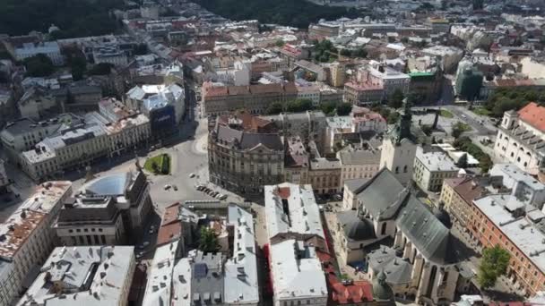 Aerial drone video of Lviv Old City center - στέγες και δρόμοι, — Αρχείο Βίντεο