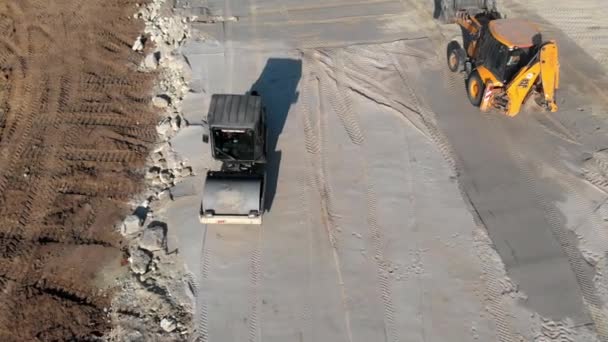 Chantiers de construction et travailleurs en construction, mélangeurs et pelles, étagères en acier — Video