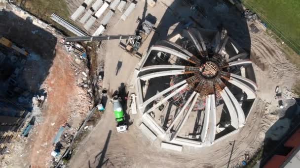 Letecký záběr pracovníků ve stavebnictví, struktura v procesu, který má být postaven — Stock video