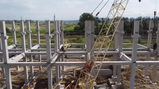 Edificios de centro logístico, almacenes en campo cerca de la carretera, vista desde altura, camiones cerca del almacén. — Vídeo de stock