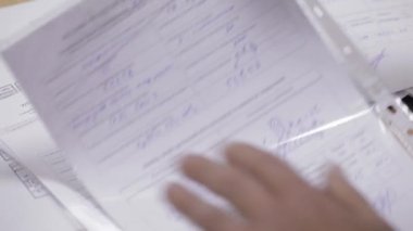  Lojistik merkezindeki depoda dizüstü bilgisayarla çalışan bir mühendis. İnşaat mühendisi çalışıyor, mimar işadamı. 