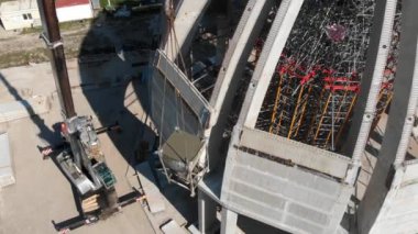 İnşaattaki işçilerin havadan çekilmiş görüntüleri, inşa edilecek bir yapı.