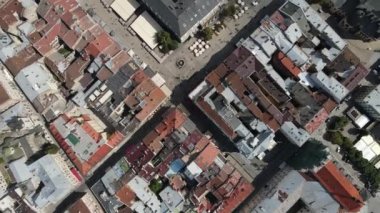 Lviv Eski Şehir Merkezi 'nin hava aracı videosu. Çatılar ve sokaklar., 