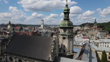 Ukrayna 'daki sisli Lviv şehrinin üzerinde uçuyor. Ukrayna 'nın eski Lviv kasabasındaki Pazar Meydanı mimarisinin manzaralı yaz manzarası. Belediye binası ve Pazar Meydanı kuş bakışı. Yaz sisli
