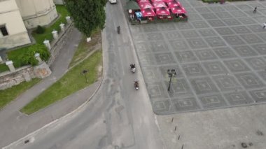 Bir grup motorcu motosiklete biner ve yolculuğa başlarlar.