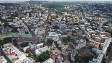 Lviv Eski Şehir Merkezi 'nin hava aracı videosu. Çatılar ve sokaklar., 