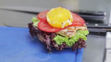 Mutfakta Aşçı Pişirme 'nin Yavaş Çekimi, Restoran Ateşi Yakın Yemek, Ticari Mutfakta Kızarmış Sebze Pişirme. Çin usulü Sichuan yemeği pişirme 4K klibi