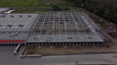 Lojistik merkezleri, otoyolun yakınındaki depolar, yükseklikten manzara, deponun yakınındaki kamyonlar..