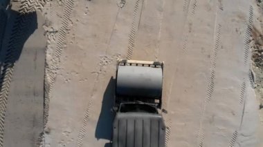 İnşaat alanları ve inşaat halindeki işçiler, karıştırıcılar ve kazıcılar, çelik raflar