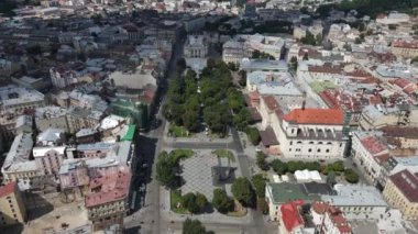 Lviv Eski Şehir Merkezi 'nin hava aracı videosu. Çatılar ve sokaklar., 