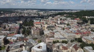 Lviv Eski Şehir Merkezi 'nin hava aracı videosu. Çatılar ve sokaklar., 