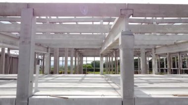 Lojistik merkezleri, otoyolun yakınındaki depolar, yükseklikten manzara, deponun yakınındaki kamyonlar..