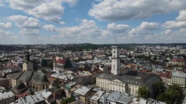 Lviv Eski Şehir Merkezi 'nin hava aracı videosu. Çatılar ve sokaklar., 