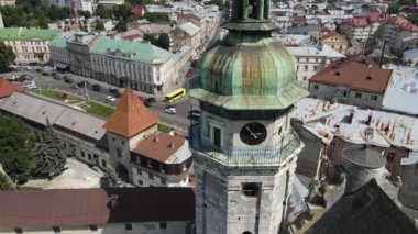 Lviv Eski Şehir Merkezi 'nin hava aracı videosu. Çatılar ve sokaklar., 