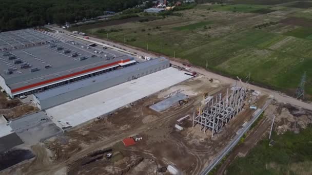 Edifícios de centro de logística, armazéns em campo perto da estrada, vista de altura, caminhões perto do armazém. — Vídeo de Stock