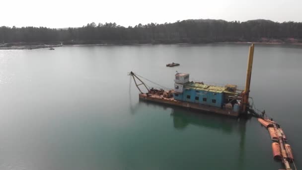 Vista aérea del lago Teletskoe y la barcaza después de la lluvia. — Vídeo de stock