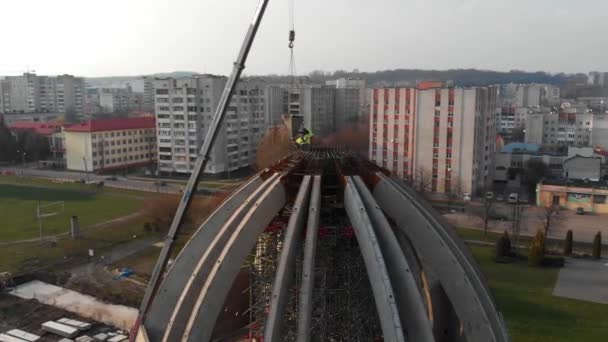 Colpo aereo di lavoratori in una costruzione, struttura nel processo di costruzione — Video Stock