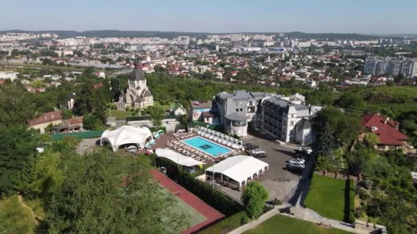 Cavalier Boutique Hotel på lviv drone shot – stockvideo