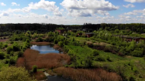 Las ruinas de la planta son conquistadas por la naturaleza — Vídeo de stock