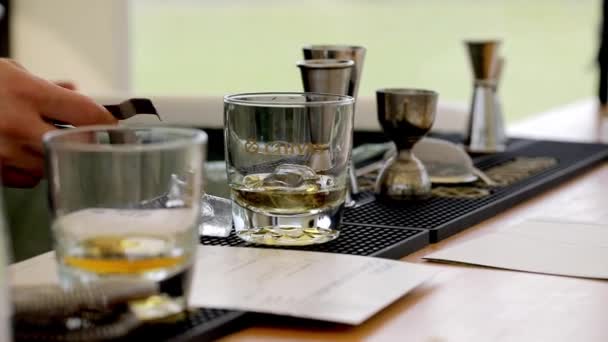 Wlewanie szkockiej do szklanej whisky — Wideo stockowe