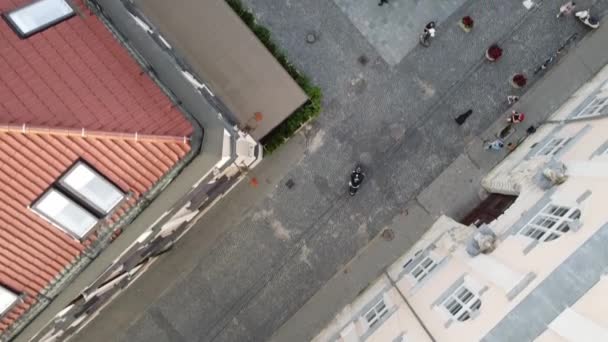 Drone neemt de drukke kruising in Vietnam van boven naar beneden met uitzicht op passerende brommers, motoren, bussen en een auto — Stockvideo