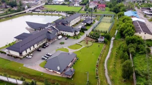 Restaurant aan het meer, bruiloft in een restaurant aan het meer. Goed verzorgde plaats aan de oever van het stuwmeer — Stockvideo