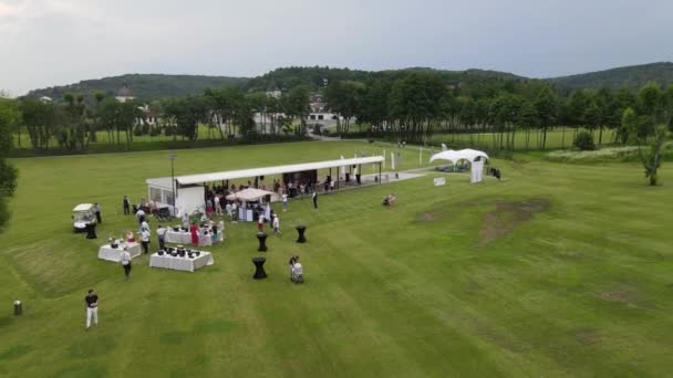 Descanso después del golf, salón de catering — Vídeos de Stock